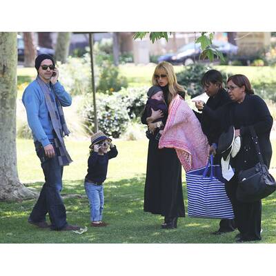 Rachel Zoe im Park mit ihren Söhnen Skyler & Kaius