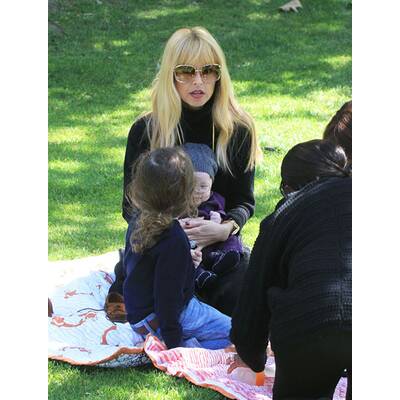 Rachel Zoe im Park mit ihren Söhnen Skyler & Kaius