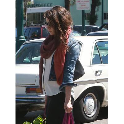 Schwangere Mila Kunis erledigt Einkäufe