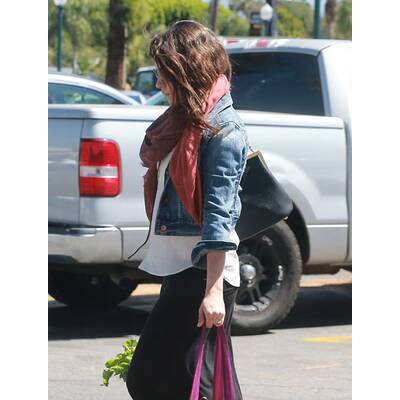 Schwangere Mila Kunis erledigt Einkäufe