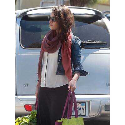 Schwangere Mila Kunis erledigt Einkäufe