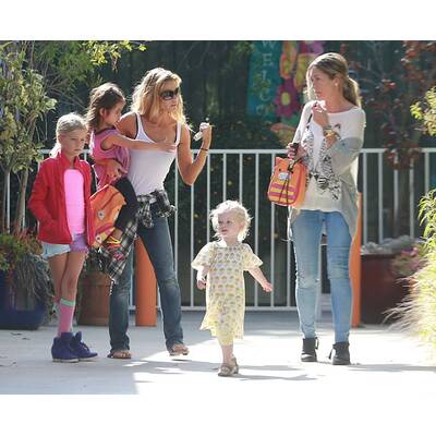 Denise Richards hat mit Freundin viel zu besprechen