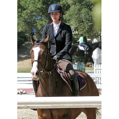 Kaley Cuoco fest im Sattel