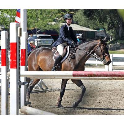 Kaley Cuoco fest im Sattel