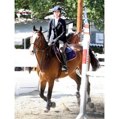 Kaley Cuoco fest im Sattel