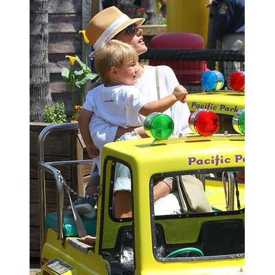 Alessandra Ambrosio hat Spaß im Vergnügungspark