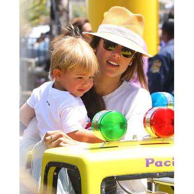 Alessandra Ambrosio hat Spaß im Vergnügungspark