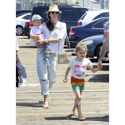 Alessandra Ambrosio hat Spaß im Vergnügungspark