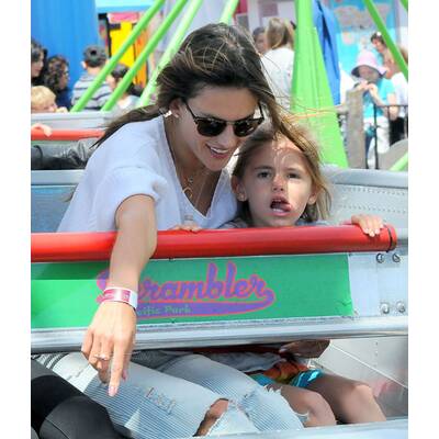 Alessandra Ambrosio hat Spaß im Vergnügungspark