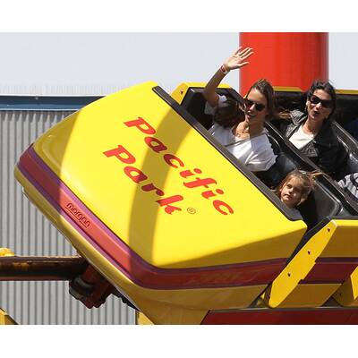 Alessandra Ambrosio hat Spaß im Vergnügungspark