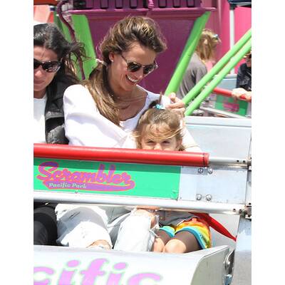 Alessandra Ambrosio hat Spaß im Vergnügungspark