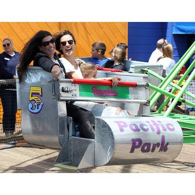 Alessandra Ambrosio hat Spaß im Vergnügungspark