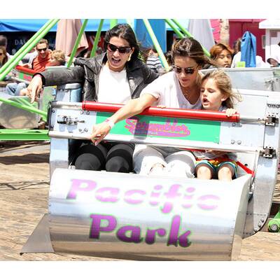 Alessandra Ambrosio hat Spaß im Vergnügungspark
