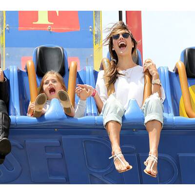 Alessandra Ambrosio hat Spaß im Vergnügungspark