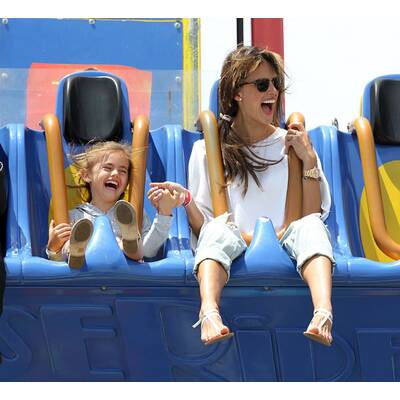 Alessandra Ambrosio hat Spaß im Vergnügungspark