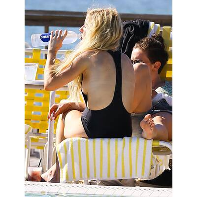 Sängerin Ellie Goulding entblößt die halbe Brust