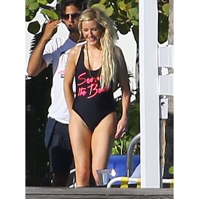 Sängerin Ellie Goulding entblößt die halbe Brust