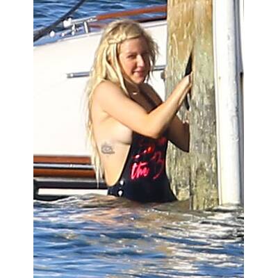 Sängerin Ellie Goulding entblößt die halbe Brust