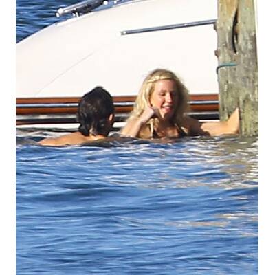 Sängerin Ellie Goulding entblößt die halbe Brust