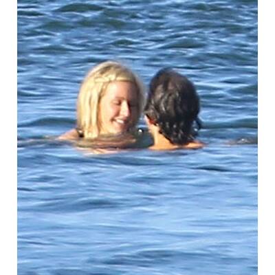 Sängerin Ellie Goulding entblößt die halbe Brust