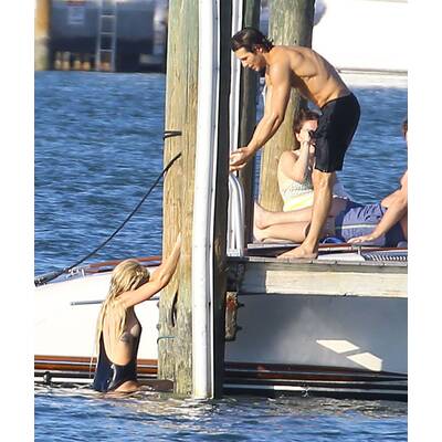 Sängerin Ellie Goulding entblößt die halbe Brust