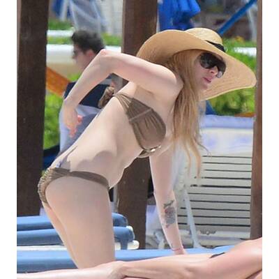 Avril Lavigne macht blau