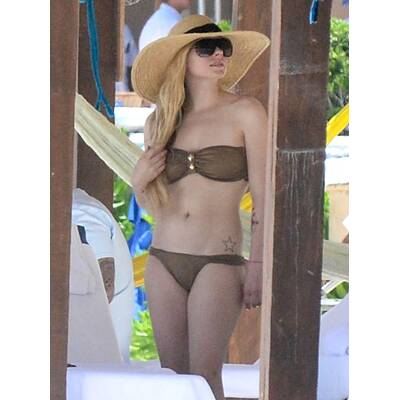 Avril Lavigne macht blau