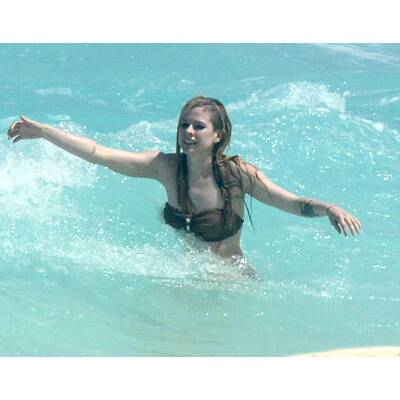 Avril Lavigne macht blau