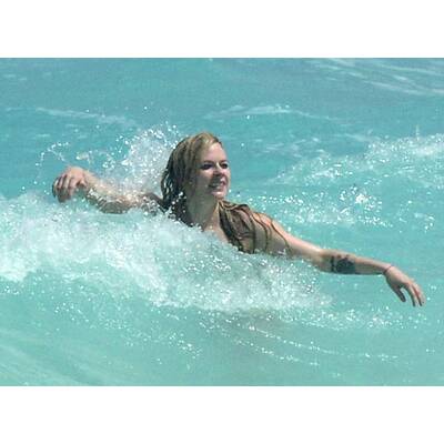 Avril Lavigne macht blau