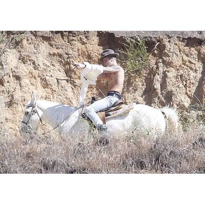 Justin Bieber reitet ohne Shirt