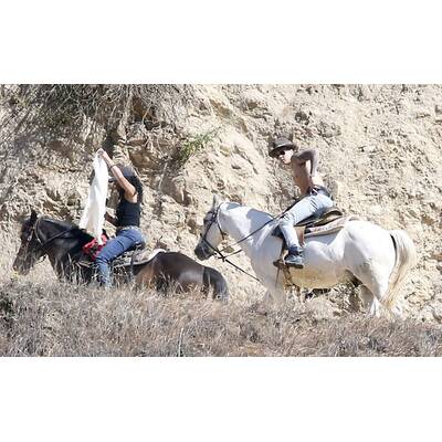 Justin Bieber reitet ohne Shirt