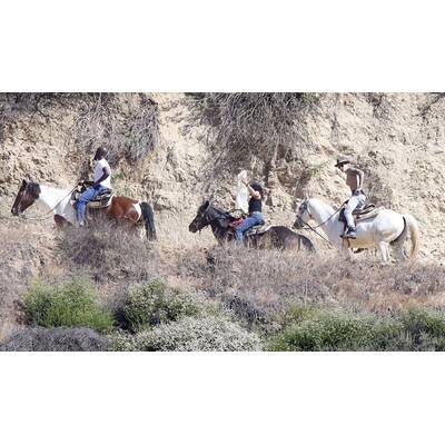 Justin Bieber reitet ohne Shirt