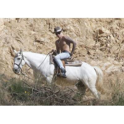 Justin Bieber reitet ohne Shirt