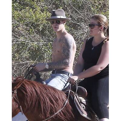 Justin Bieber reitet ohne Shirt