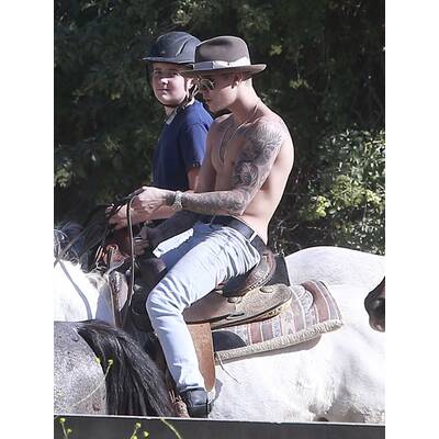 Justin Bieber reitet ohne Shirt