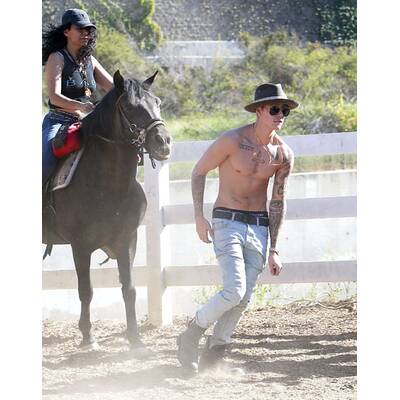 Justin Bieber reitet ohne Shirt