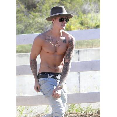 Justin Bieber reitet ohne Shirt