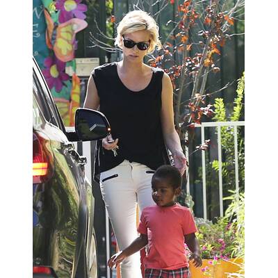 Charlize Therons Sohn Jackson ist ein kleiner Gentleman