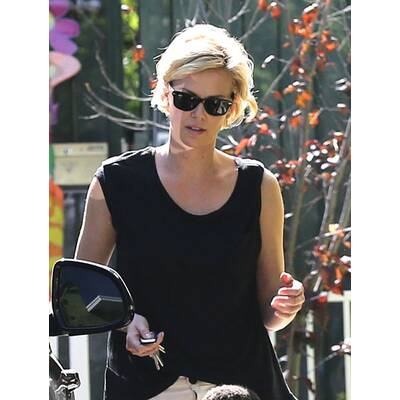 Charlize Therons Sohn Jackson ist ein kleiner Gentleman