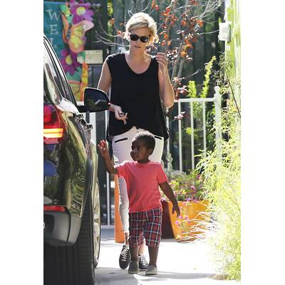 Charlize Therons Sohn Jackson ist ein kleiner Gentleman