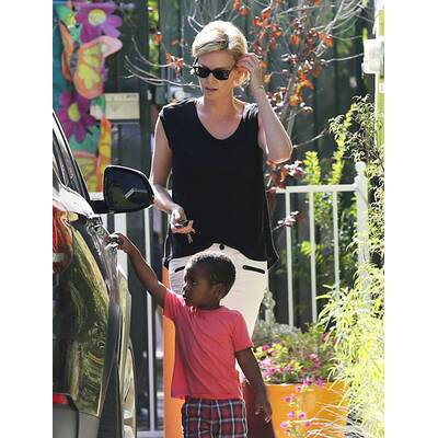 Charlize Therons Sohn Jackson ist ein kleiner Gentleman