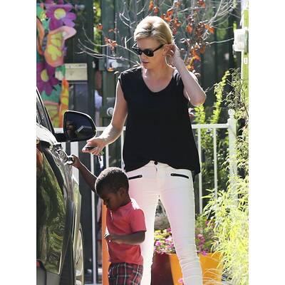 Charlize Therons Sohn Jackson ist ein kleiner Gentleman