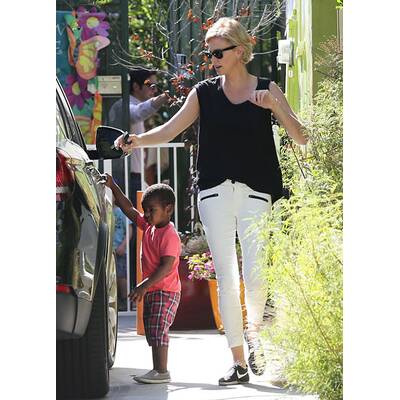 Charlize Therons Sohn Jackson ist ein kleiner Gentleman