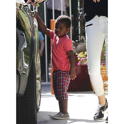 Charlize Therons Sohn Jackson ist ein kleiner Gentleman