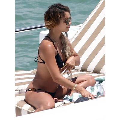 Vanessa Hudgens & Ashley Tisdale relaxen auf einer Yacht