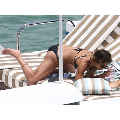 Vanessa Hudgens & Ashley Tisdale relaxen auf einer Yacht