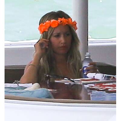 Vanessa Hudgens & Ashley Tisdale relaxen auf einer Yacht