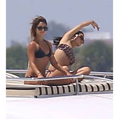 Vanessa Hudgens & Ashley Tisdale relaxen auf einer Yacht