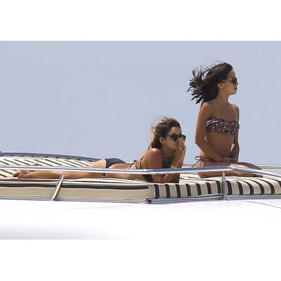 Vanessa Hudgens & Ashley Tisdale relaxen auf einer Yacht