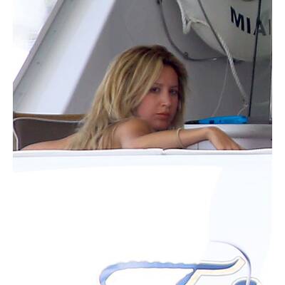 Vanessa Hudgens & Ashley Tisdale relaxen auf einer Yacht
